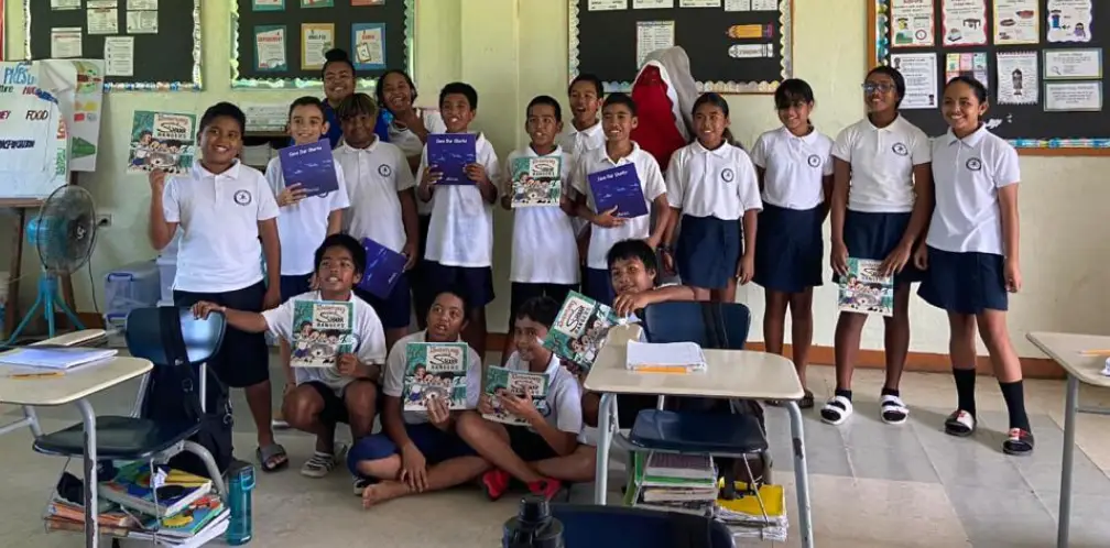 Schulklasse in Palau mit Shark Week Büchern von Fish 'n Fins