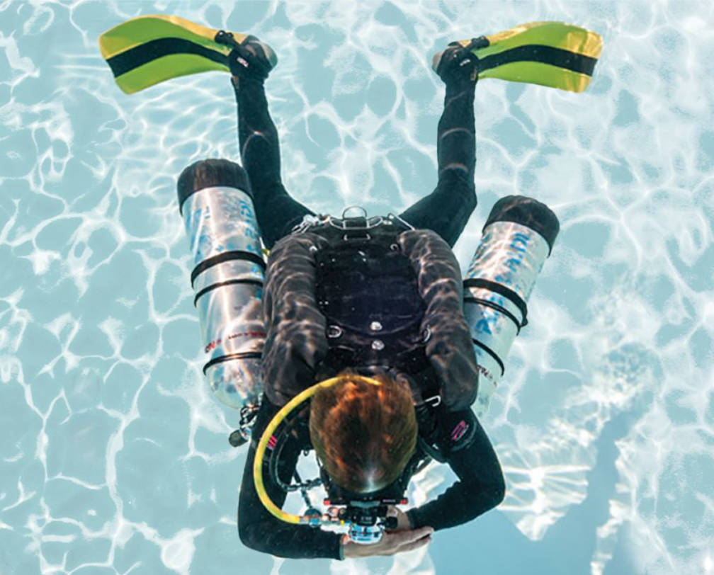 Side Mount Diver seen from the top with left and right side a tank